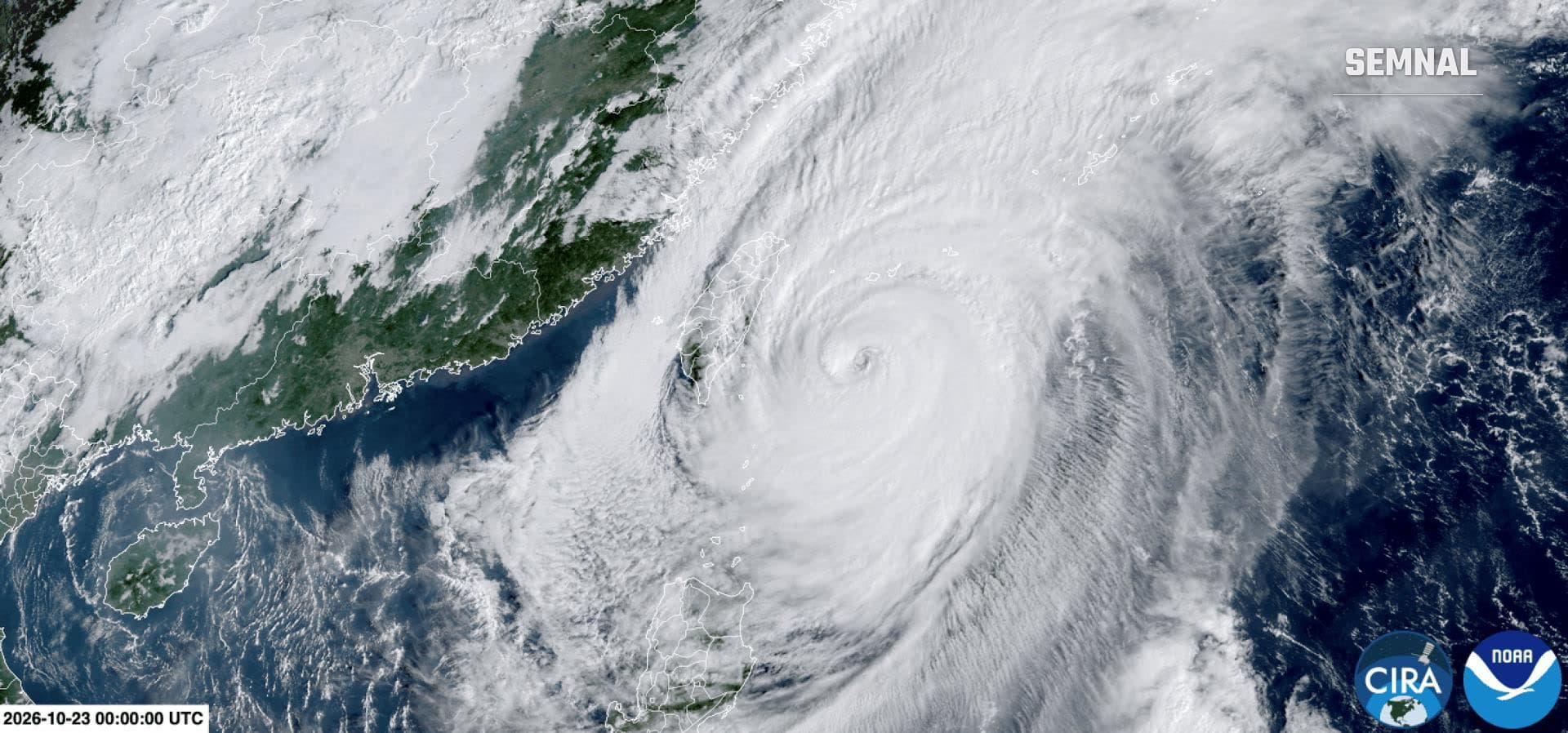 Imagine din satelit cu taifunul Champi lângă coasta Taiwanului, pe 23 octombrie 2026