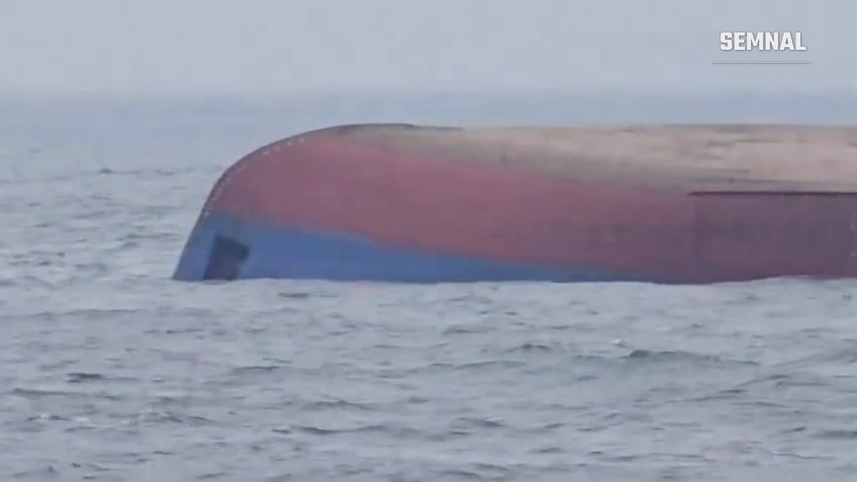 Carena navei Khoryv, răsturnată în Marea Neagră la 13 mile marine de Constanța, pe 23 octombrie 2026 - captură din filmarea MAI