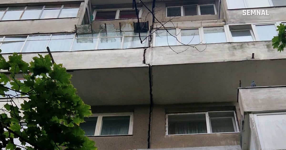 Crăpătură verticală între două balcoane suprapuse, pe fațada unui bloc de locuințe din Drumul Taberei