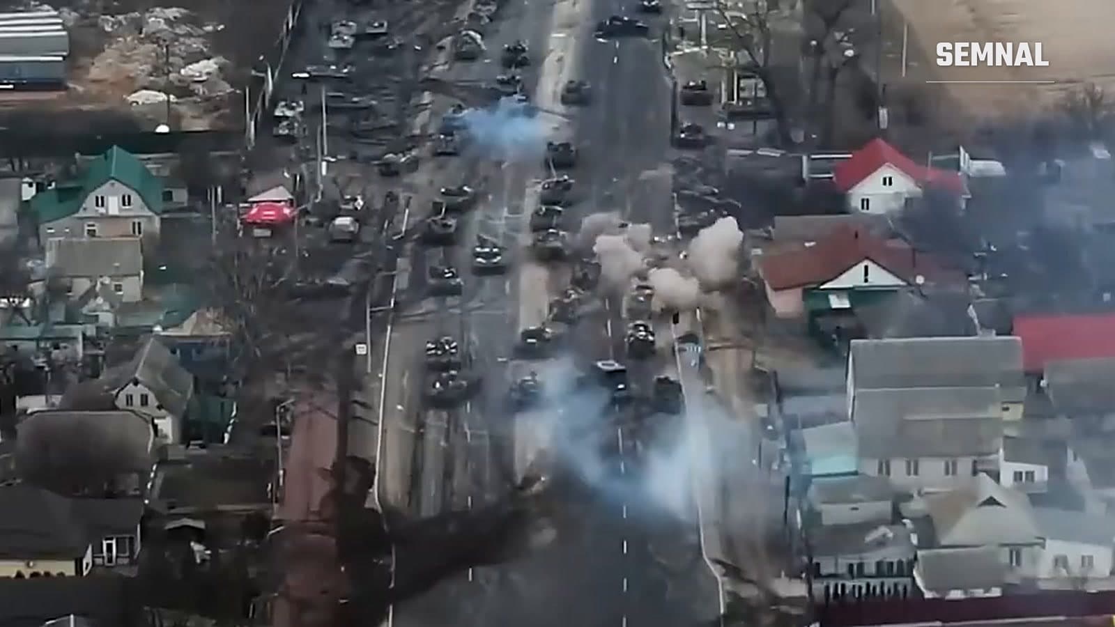 Imagine de dronă: coloană de tancuri rusești pe o șosea din satul Skybyn, lângă Brovarî, lovită de artilerie, cu fum între vehicule