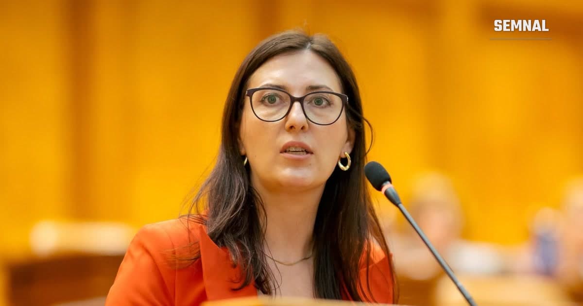 Deputata USR Monica Berescu, la microfon, în sala Parlamentului