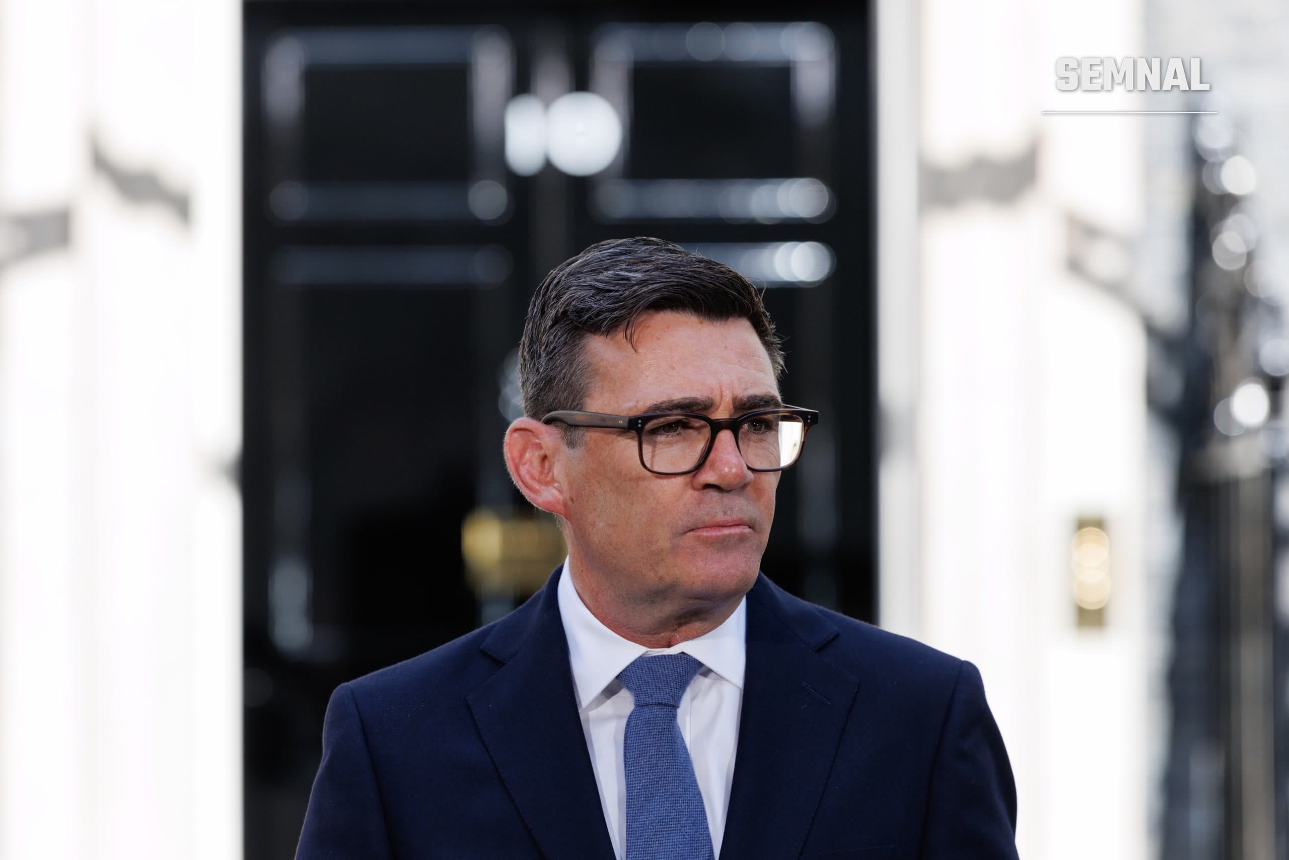 Premierul britanic Andy Burnham, în costum bleumarin și cu ochelari, în fața ușii de la 10 Downing Street, privind în lateral. (Foto: Lauren Hurley / No 10 Downing Street)