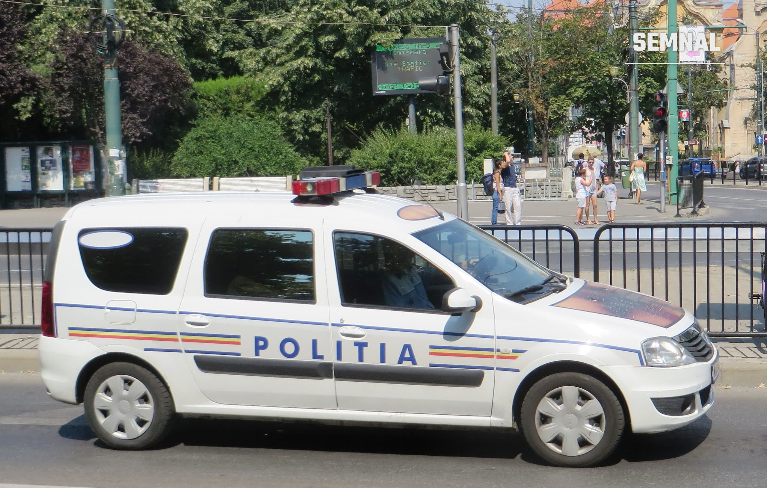 Autospecială albă a Poliției Române, cu inscripția POLITIA, pe o stradă dintr-un oraș. Imagine ilustrativă. (Foto: Dickelbers / Wikimedia Commons, CC BY-SA 4.0)