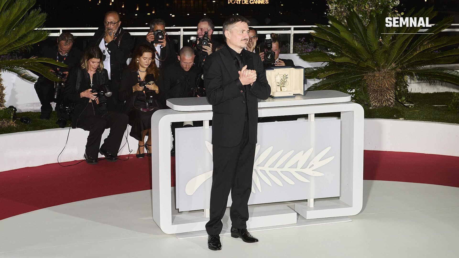 Cristian Mungiu pozează cu Palme d’Or pentru „Fjord” la photocall-ul câștigătorilor de la Festivalul de Film de la Cannes 2026
