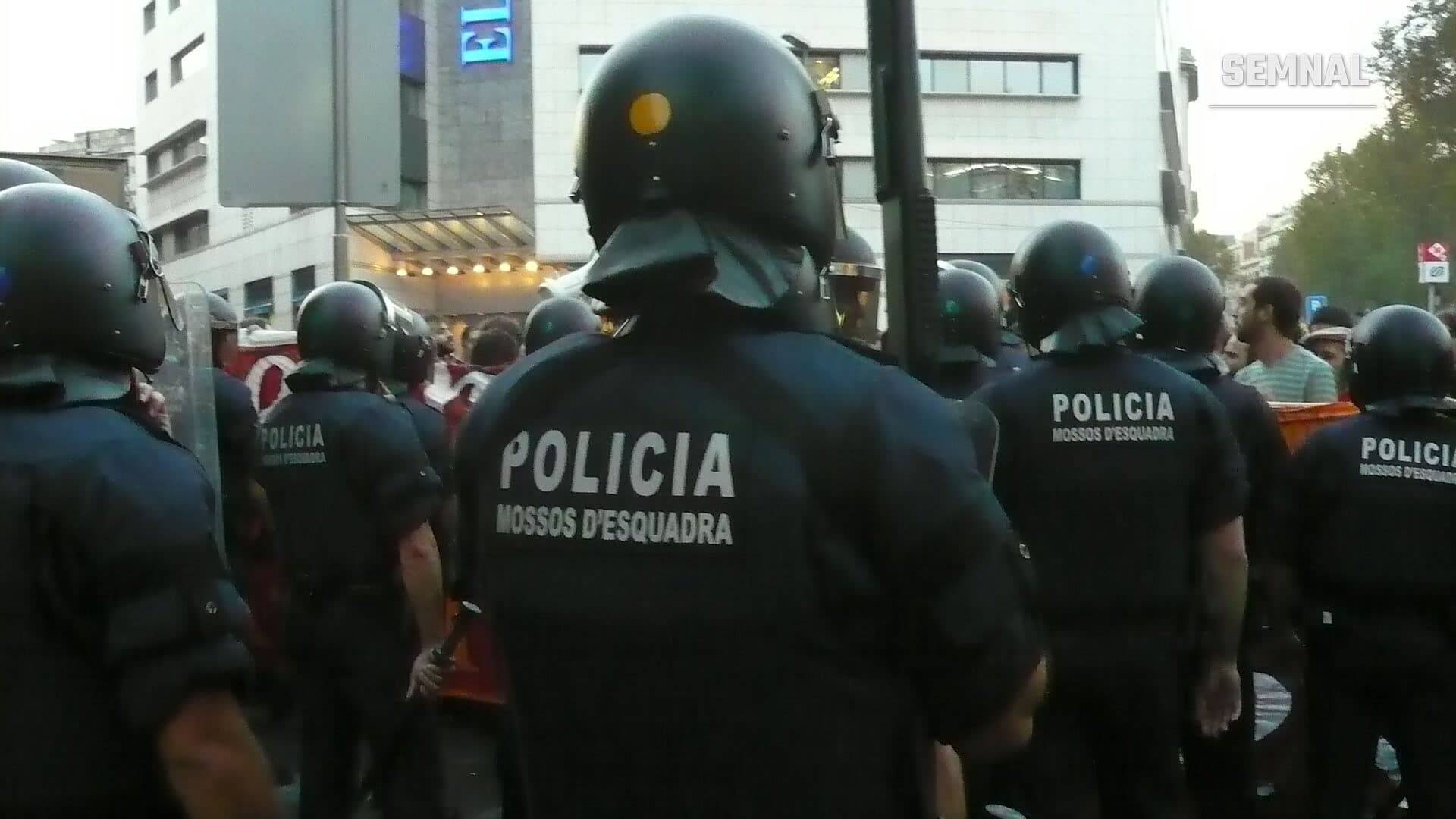 Agenți ai Brigăzii Mobile a Mossos d'Esquadra, în echipament antirevoltă, văzuți din spate, la o manifestație din Barcelona. Imagine de arhivă din 2007.