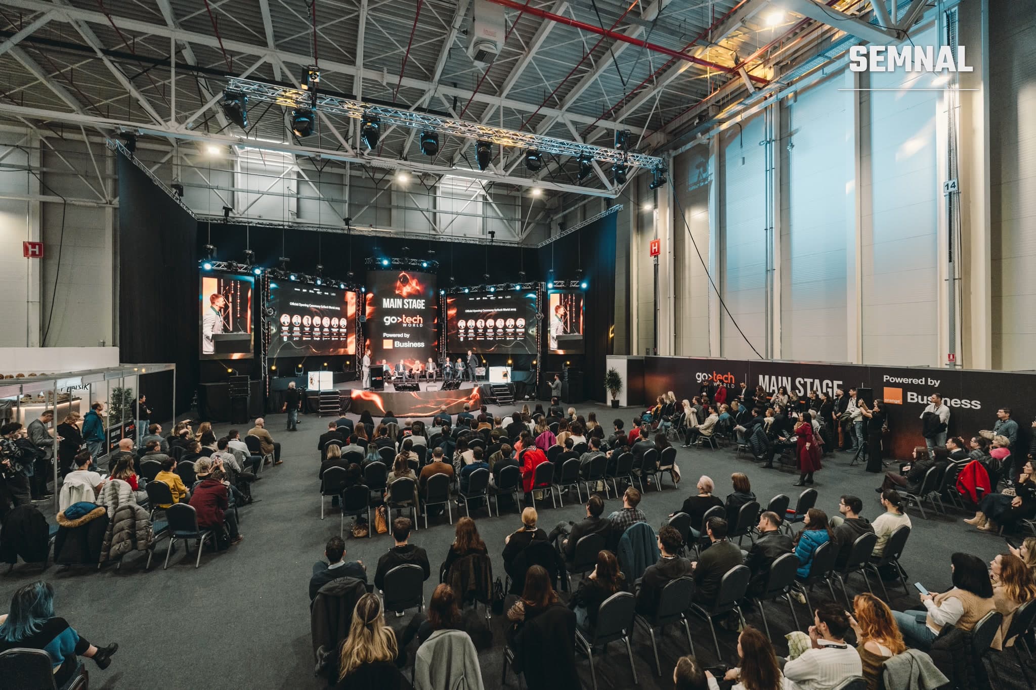 Public așezat în fața scenei principale GoTech World, într-un pavilion Romexpo, în timpul unui panel la ediția din 2025