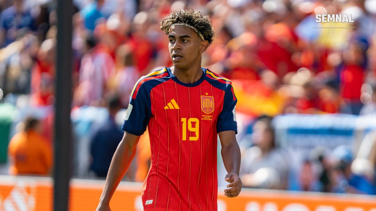Lamine Yamal, în tricoul roșu al Spaniei cu numărul 19, privește în lateral în timpul finalei Campionatului Mondial din 2026, cu tribunele în fundal