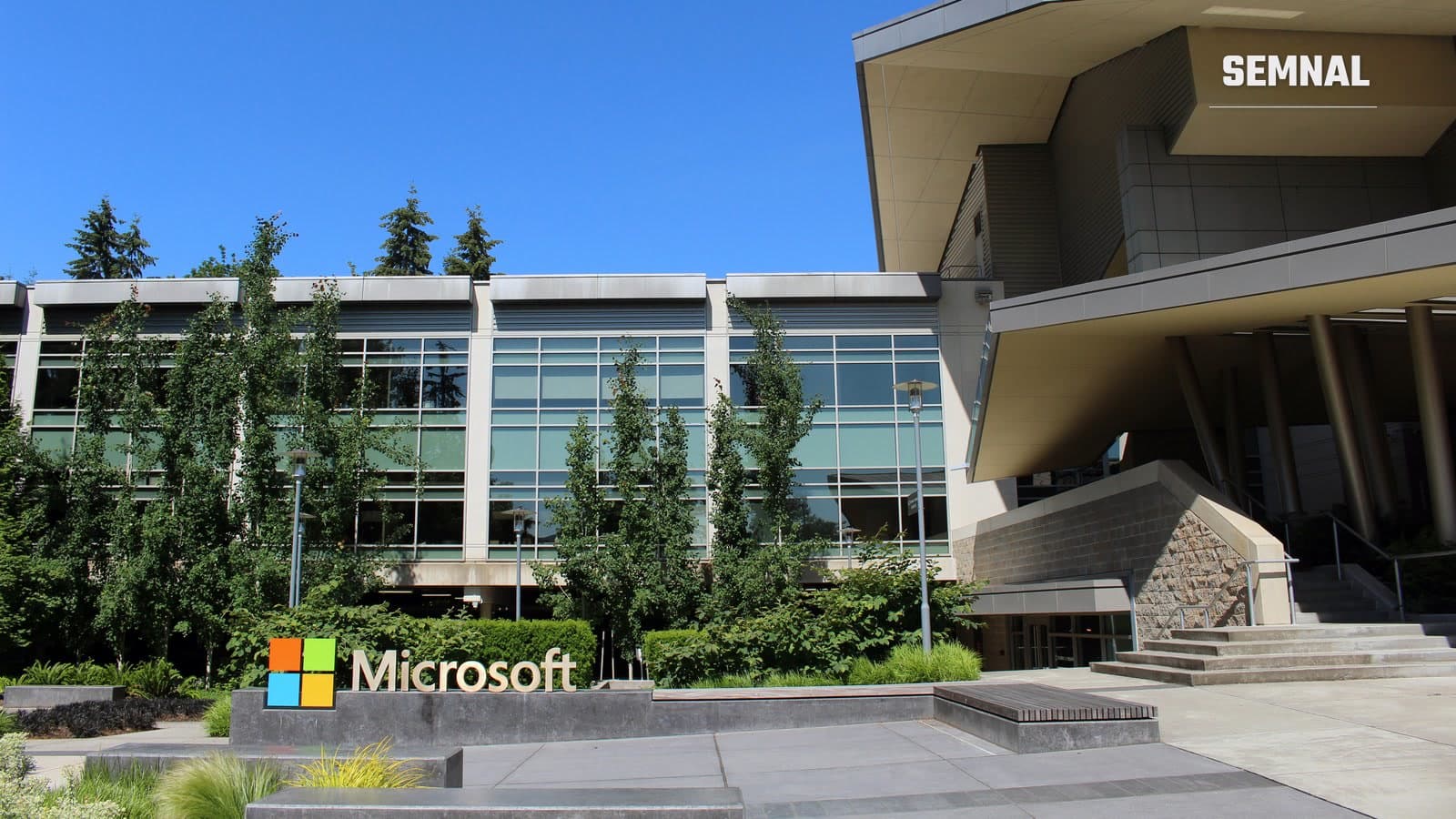 Clădirea 92 din campusul Microsoft de la Redmond, cu sigla companiei în fața intrării, într-o zi senină (Foto: Coolcaesar / Wikimedia Commons, CC BY-SA 4.0)