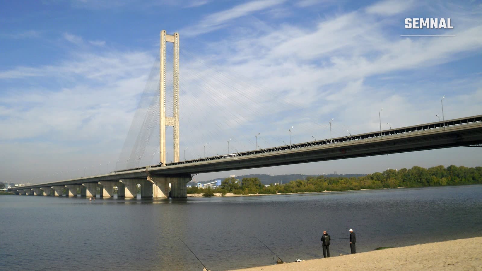 Podul Sudic din Kiev, cu pilonul înalt și hobanele, văzut de pe malul stâng al Niprului