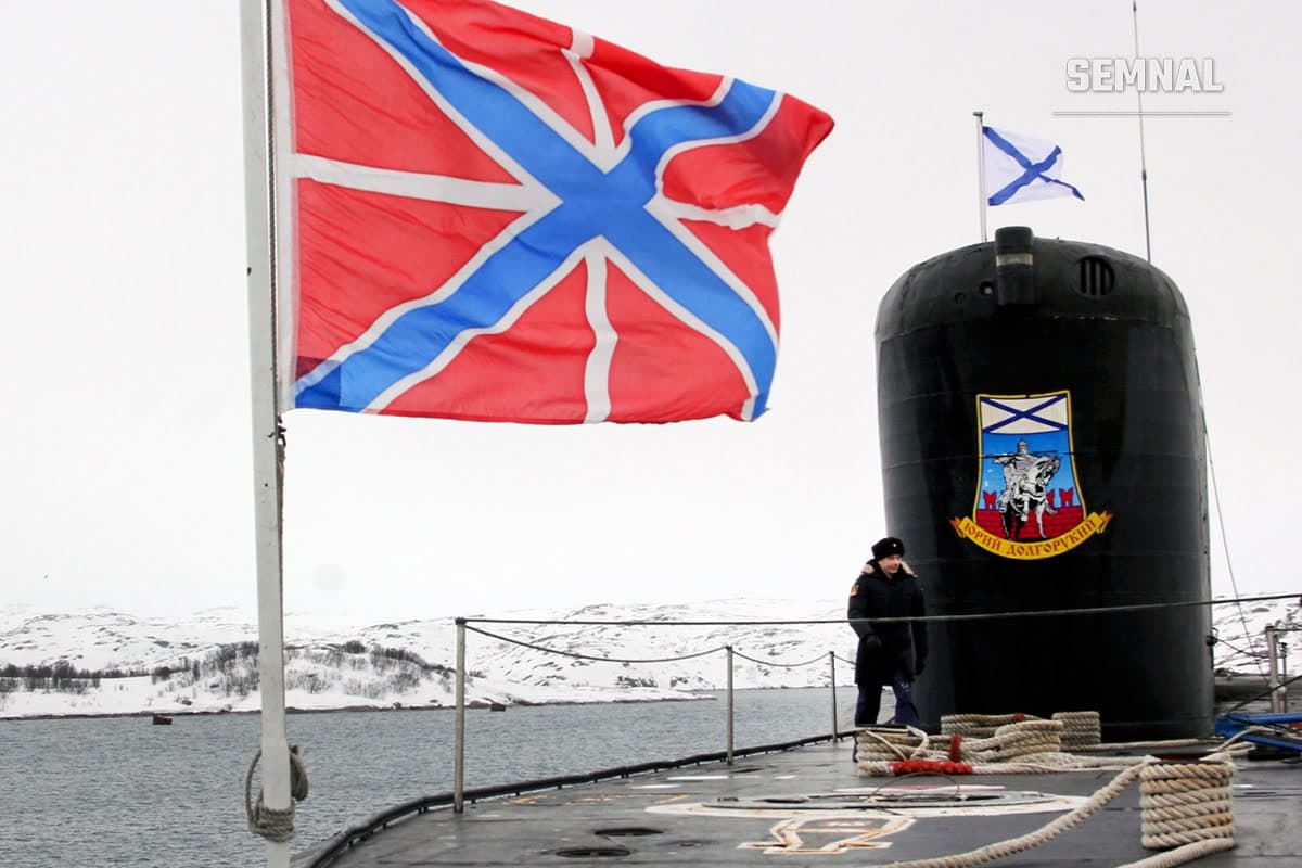 Turnul de comandă al unui submarin nuclear strategic din clasa Borei, cu pavilionul Marinei Ruse fluturând, imagine de arhivă