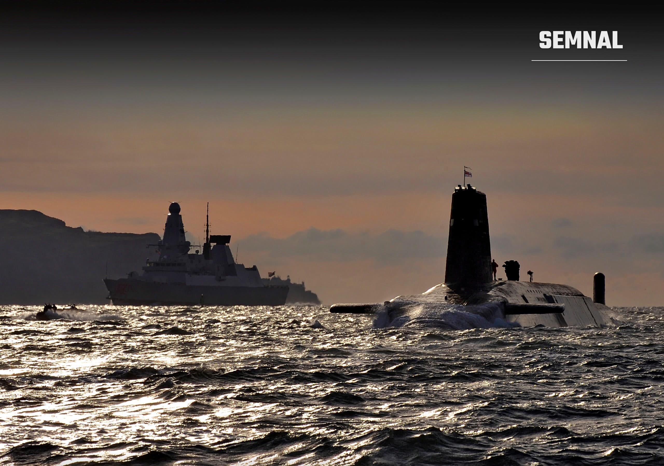 Submarinul nuclear HMS Vanguard iese la suprafață lângă distrugătorul HMS Dragon, la apus, în apropiere de baza navală Clyde din Scoția