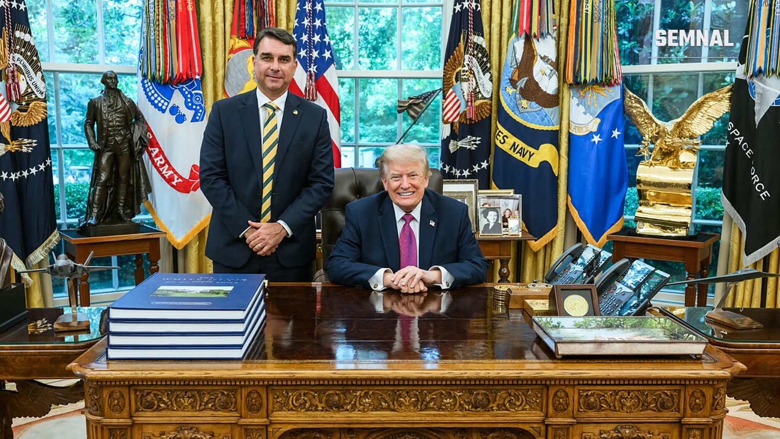 Flávio Bolsonaro, în picioare, alături de Donald Trump, așezat la biroul din Biroul Oval al Casei Albe, în mai 2026