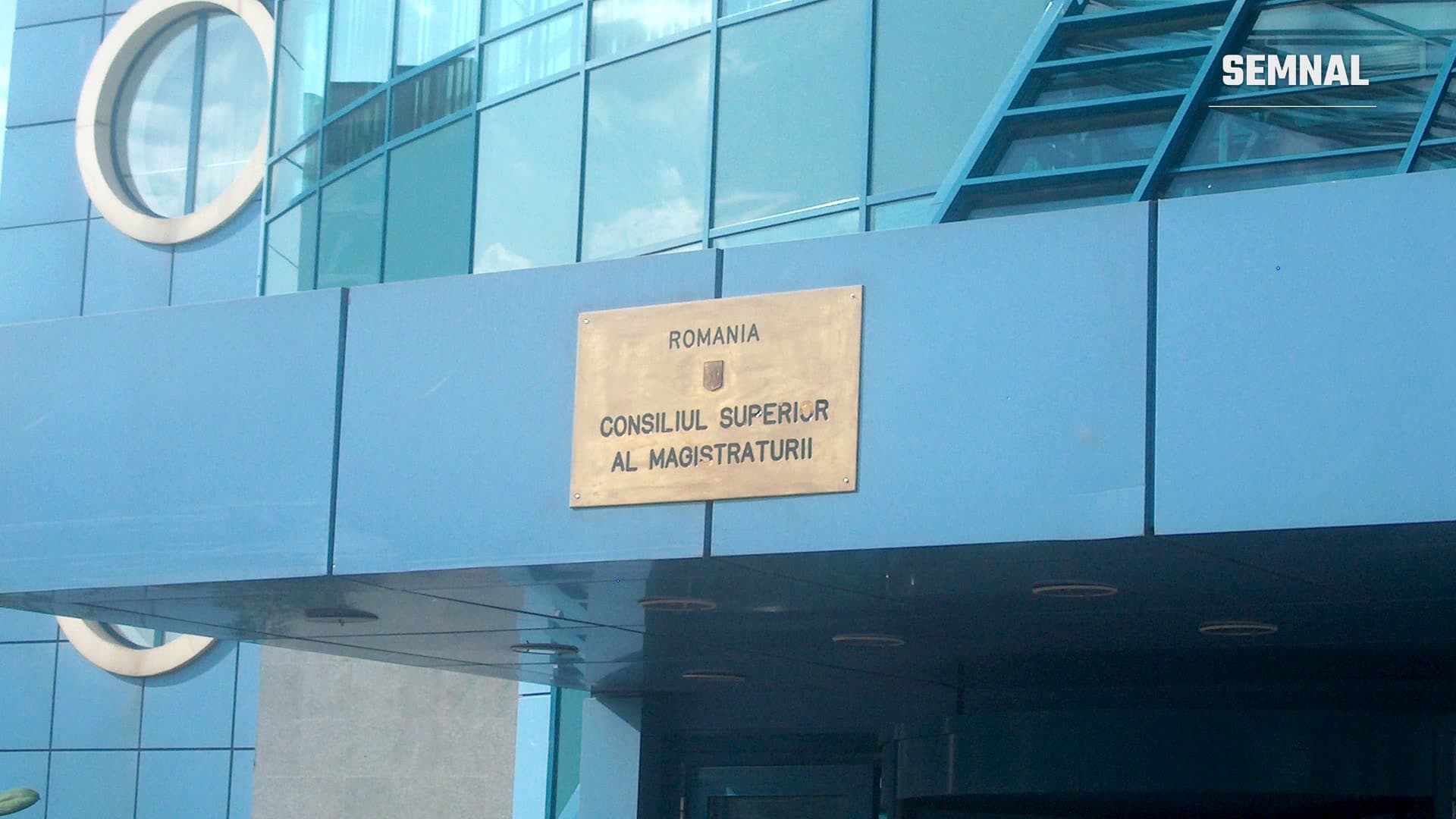 Plăcuța Consiliului Superior al Magistraturii deasupra intrării în sediul instituției din București