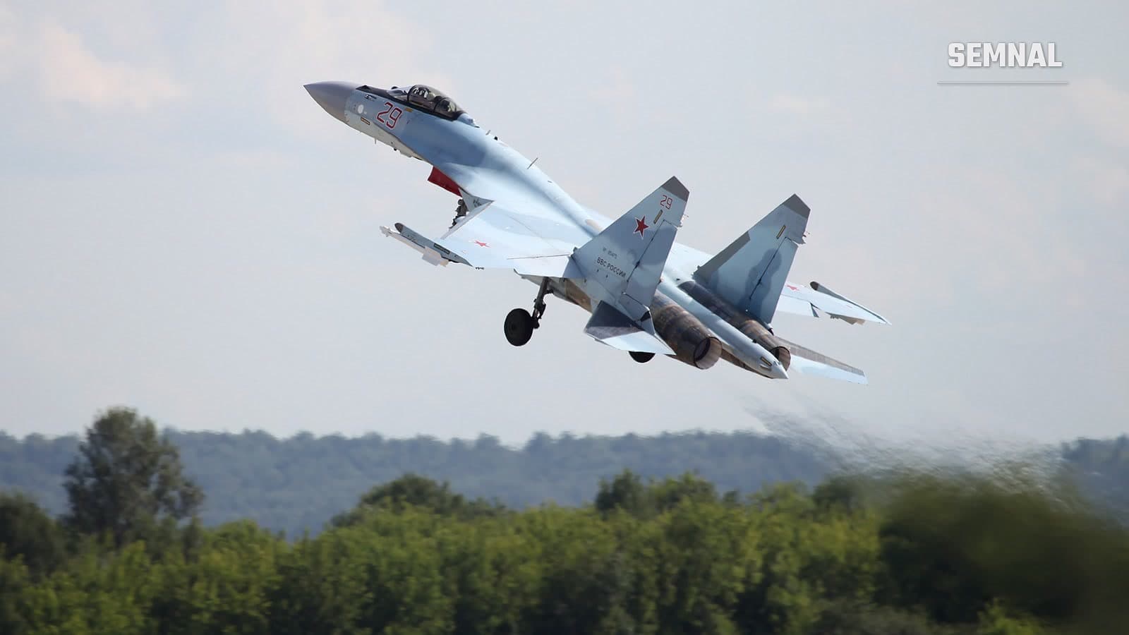 Avion de luptă Su-35S al Forțelor Aerospațiale Ruse la decolare, deasupra unei păduri, la salonul aviatic MAKS 2017