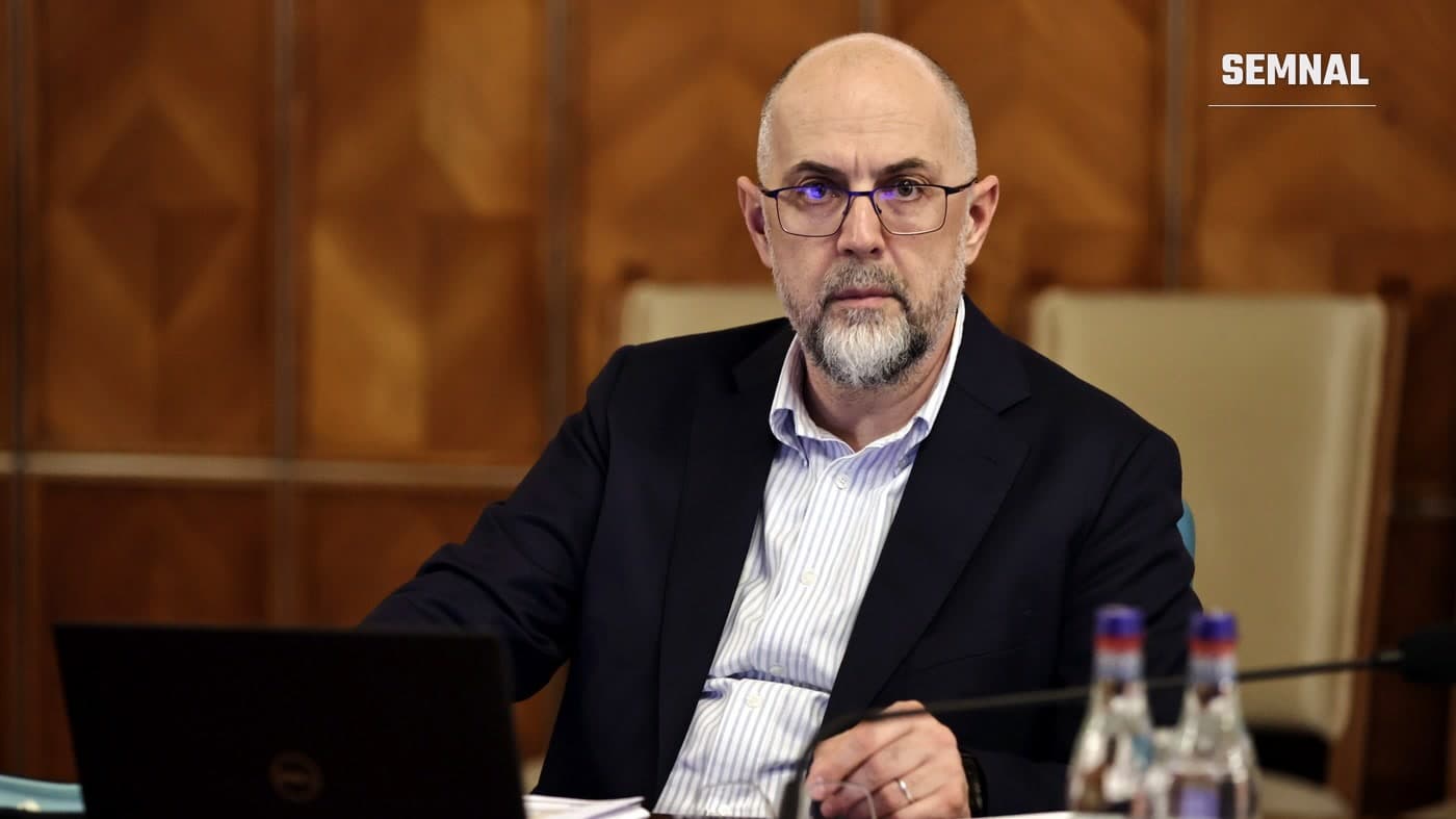 Kelemen Hunor, președintele UDMR, cu ochelari și sacou negru, așezat la masa unei ședințe de guvern, în fața unui laptop (Foto: gov.ro)