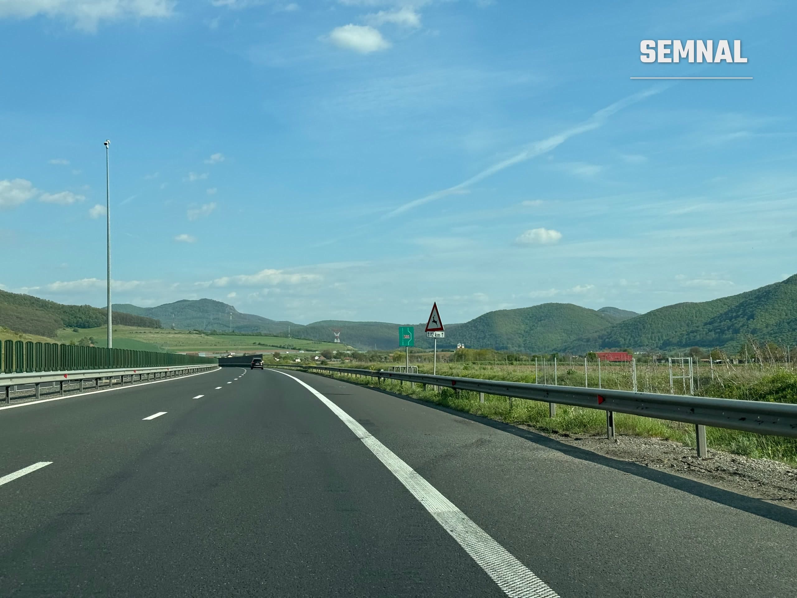 Autostrada A1 în apropiere de Deva, cu dealuri împădurite în fundal; imagine de arhivă, nu de pe tronsonul Sibiu-Pitești