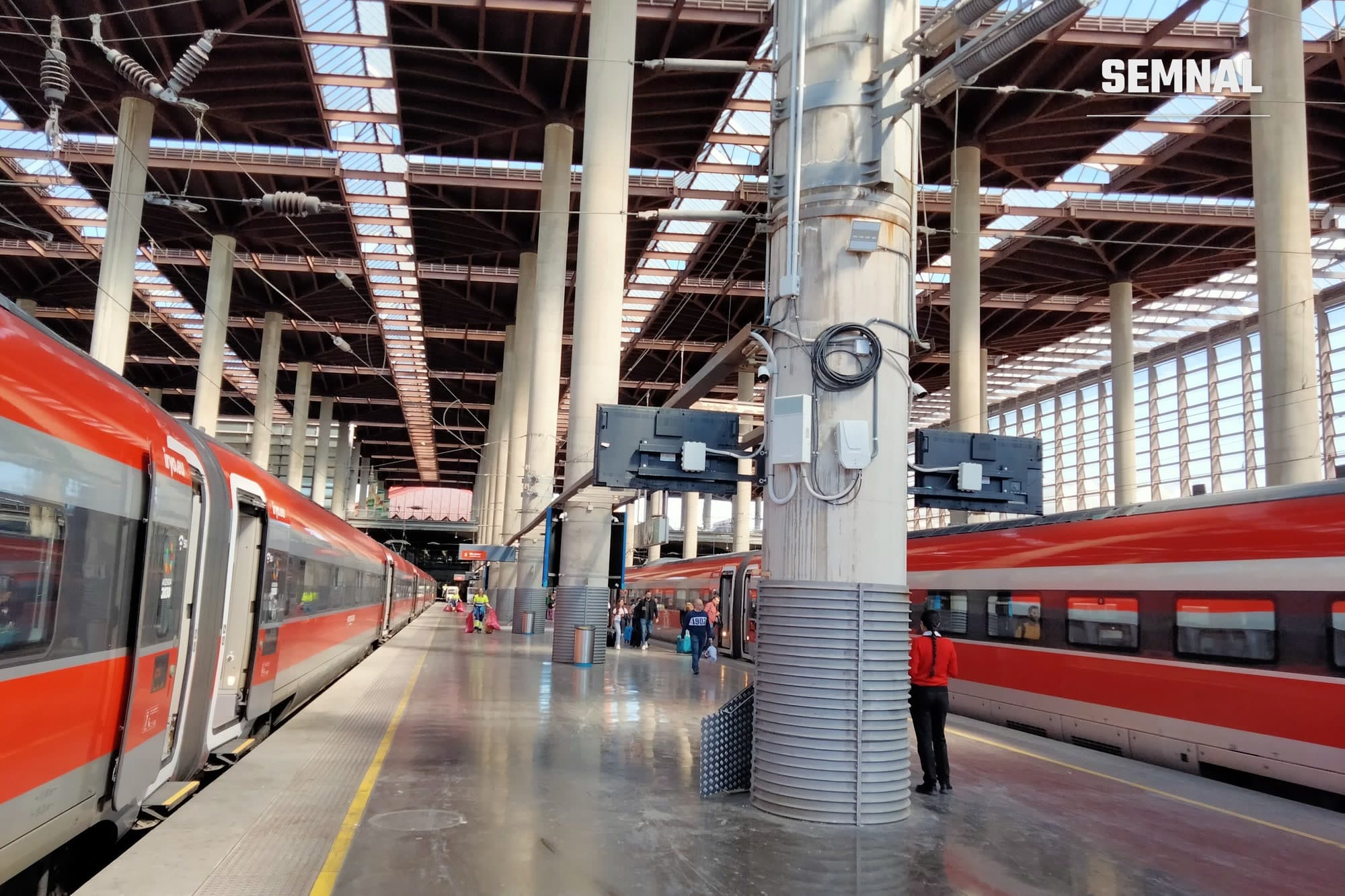 Trenuri Iryo roșii pe un peron al stației Madrid-Puerta de Atocha