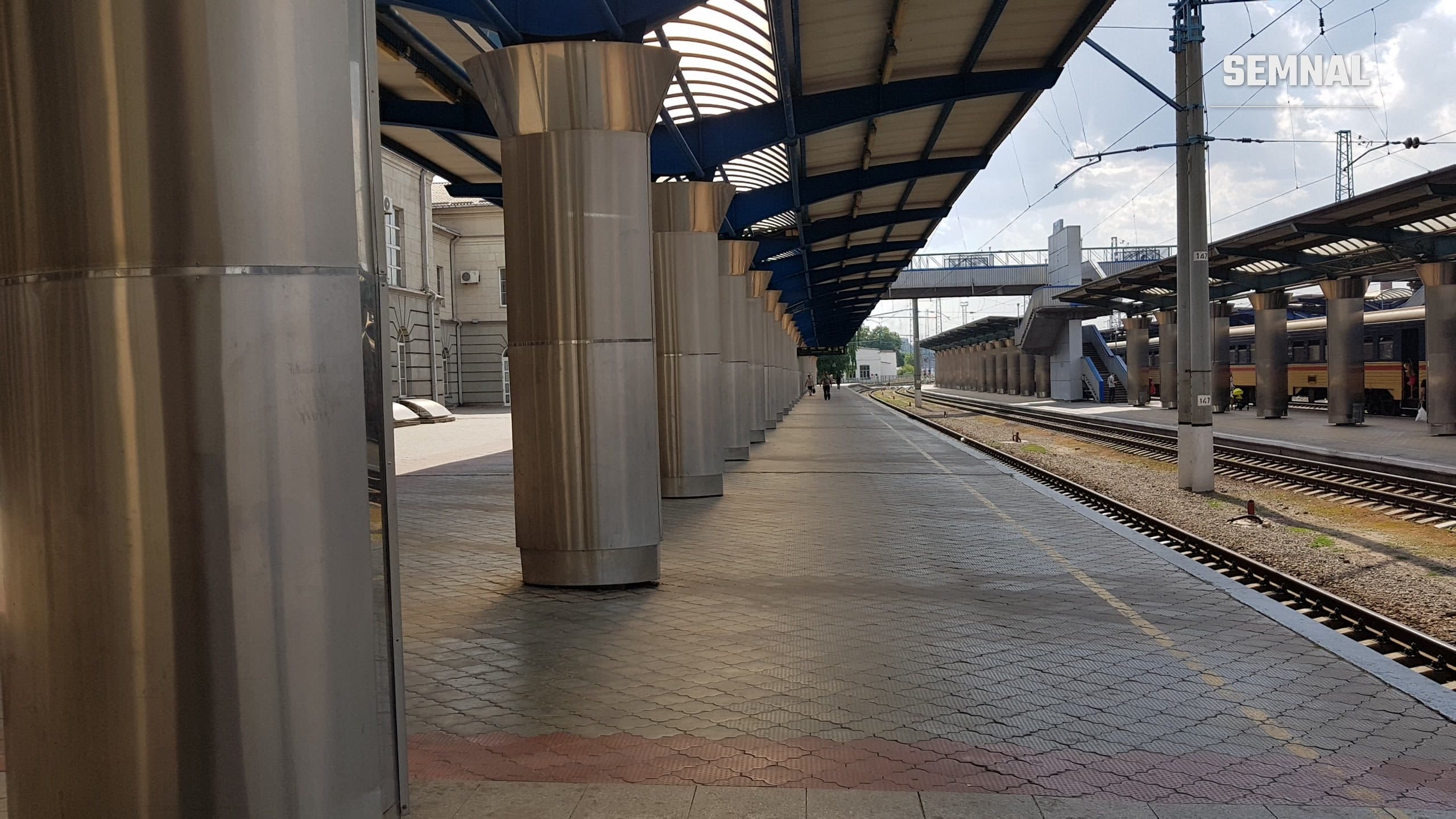 Peron acoperit al gării centrale din Dnipro, cu coloane metalice și un tren în stație, într-o fotografie de arhivă din 2019