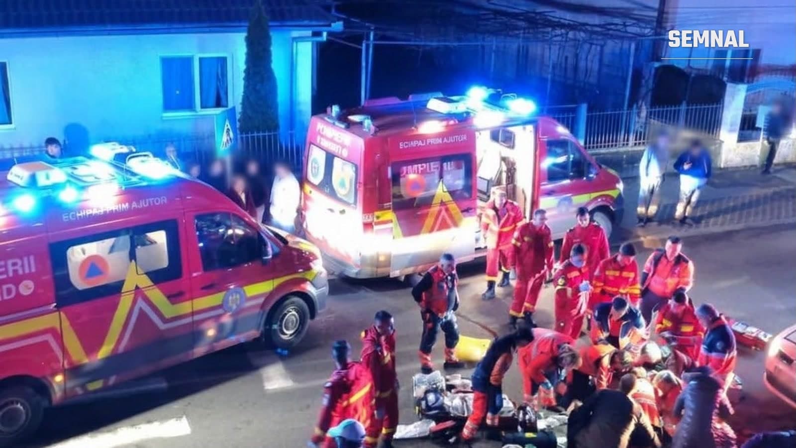 Echipaje SMURD și pompieri ISU Sibiu intervin noaptea pe o stradă din Tălmaciu, lângă două autospeciale cu girofarurile aprinse