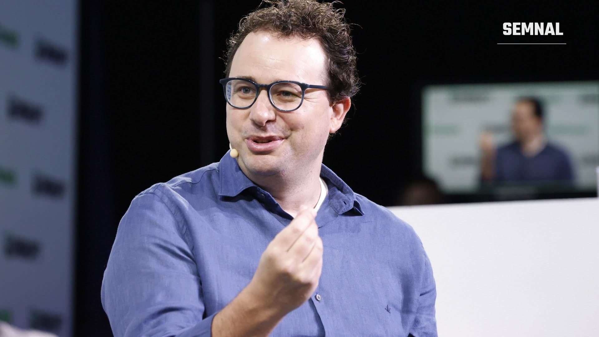 Dario Amodei, cofondatorul și directorul general al Anthropic, gesticulează în timp ce vorbește pe scena conferinței TechCrunch Disrupt din 2023.