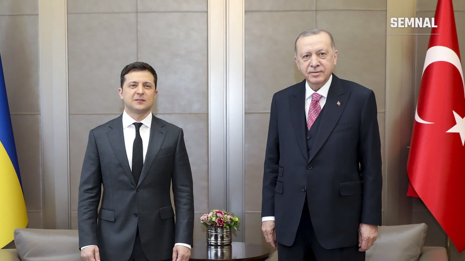 Volodimir Zelenski și Recep Tayyip Erdoğan, în picioare între drapelele Ucrainei și Turciei, la întâlnirea de la Istanbul din aprilie 2021