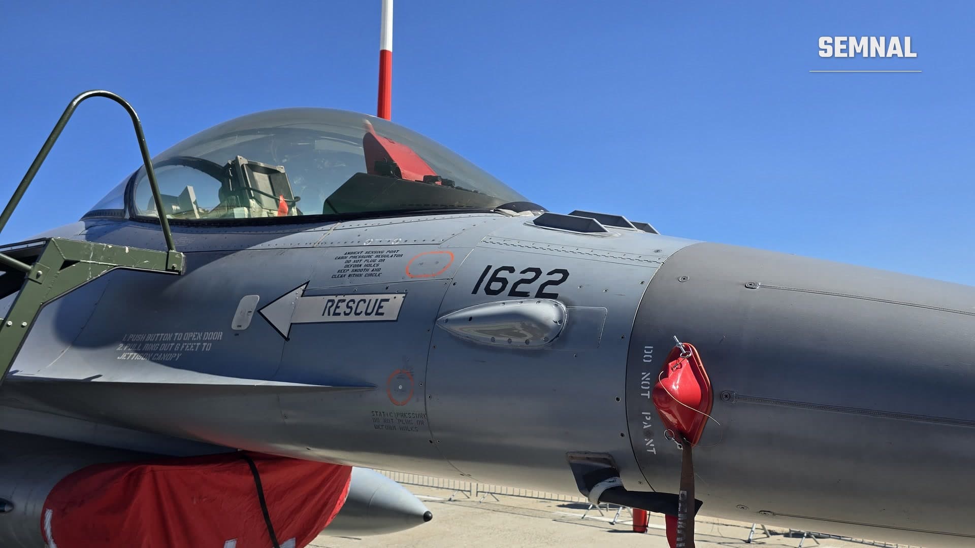 Partea din față a unui avion F-16 al Forțelor Aeriene Române, cu numărul de bord 1622, staționat pe platformă, sub cerul senin (imagine ilustrativă)