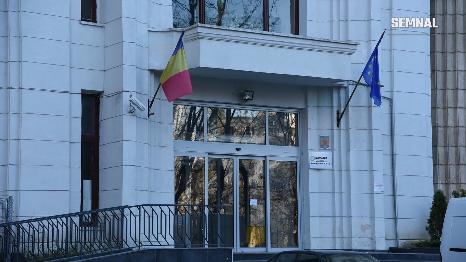 Intrarea în sediul Ministerului Finanțelor Publice din București, cu steagurile României și Uniunii Europene