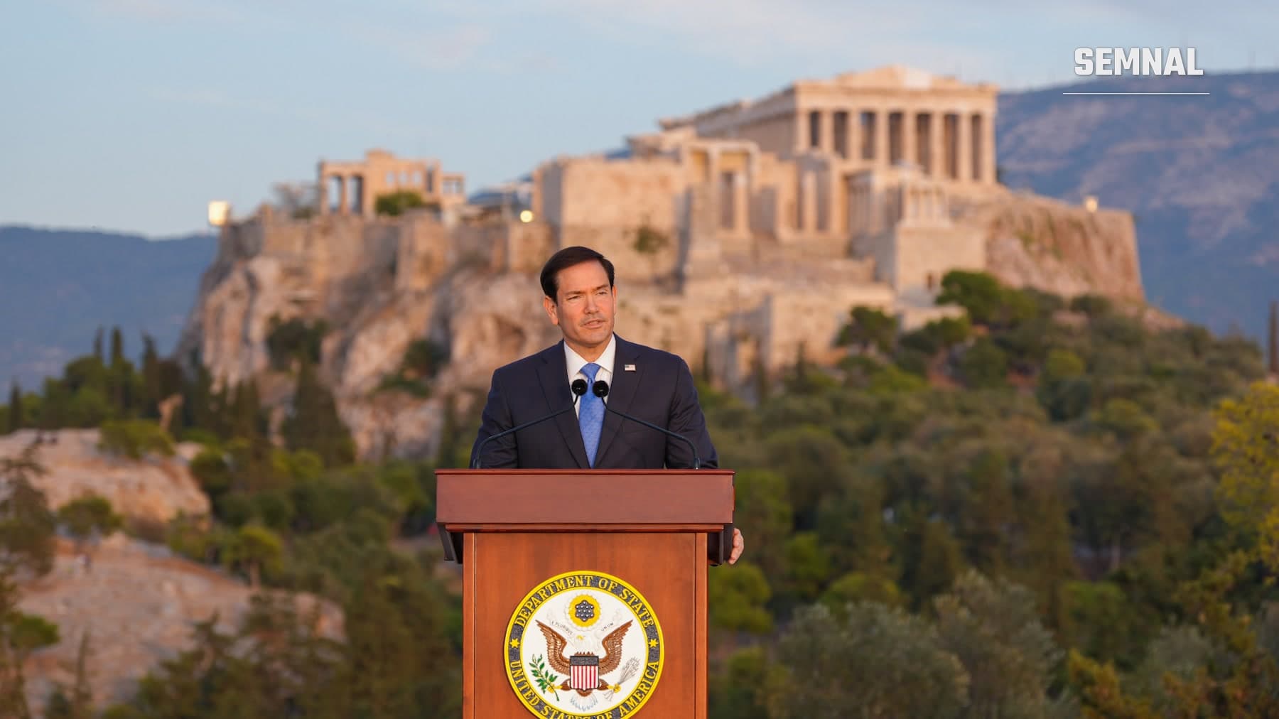 Marco Rubio, secretarul de stat al SUA, ține un discurs la un pupitru cu emblema Departamentului de Stat, cu Acropole din Atena în fundal, pe 7 octombrie 2026. (Foto: U.S. Department of State)