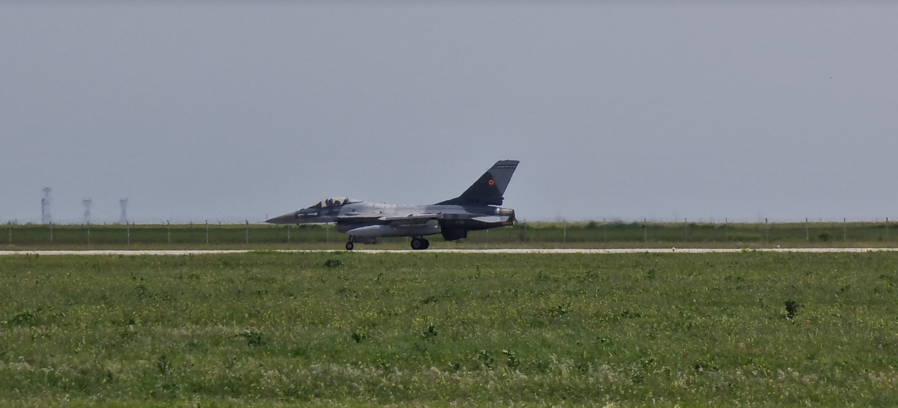 Avion F-16 al Forțelor Aeriene Române pe pistă, imagine ilustrativă