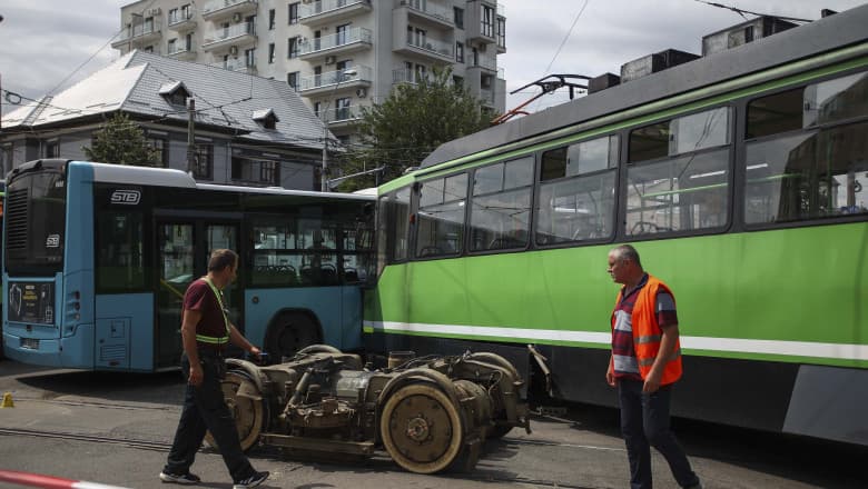 Titi Aur: ce faci dacă un autobuz vine spre tine