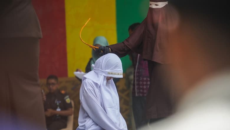 Biciuire publică în Indonezia: 11 oameni, pedepsiți pentru încălcarea legii