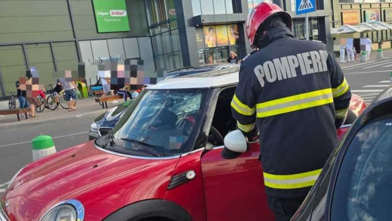 Copil de un an și cinci luni blocat într-o mașină, în parcarea unui Mall