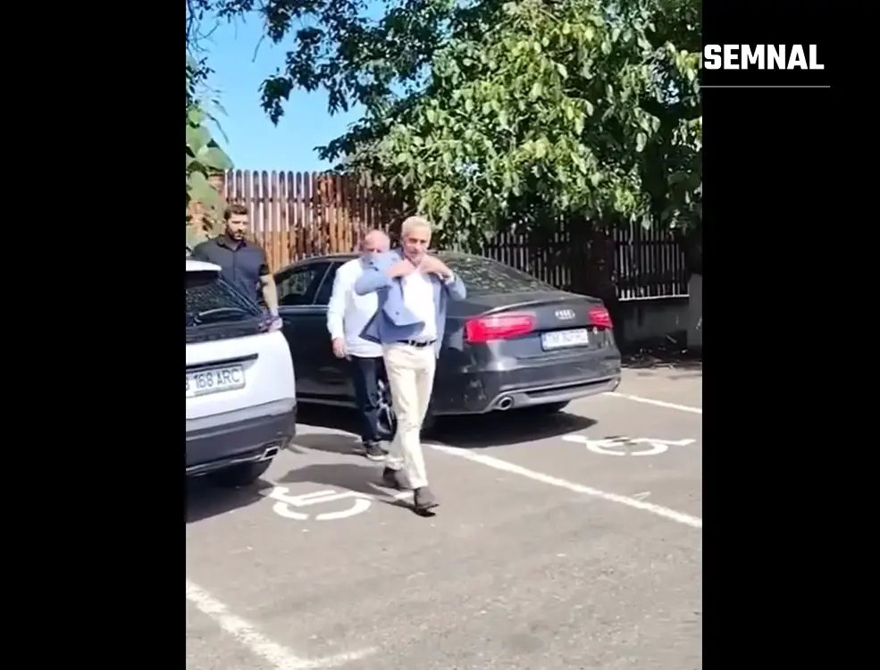Locuri de parcare rezervate persoanelor cu dizabilități, marcate cu semnul internațional de accesibilitate