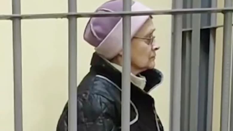 Statuetă a balanței justiției și un ciocănel de judecător pe un birou
