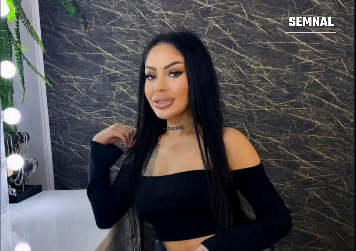 In imagine este Valentina Ioana Tănăsie, o tânără de 28 de ani, cu părul lung. Fotografie preluată de pe Facebook