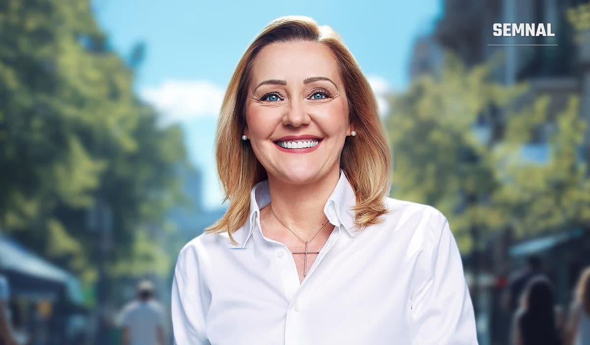 In imagine este Elena Lasconi.