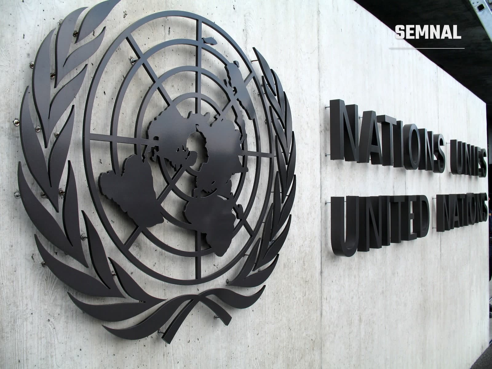Sigla ONU la sediul organizației