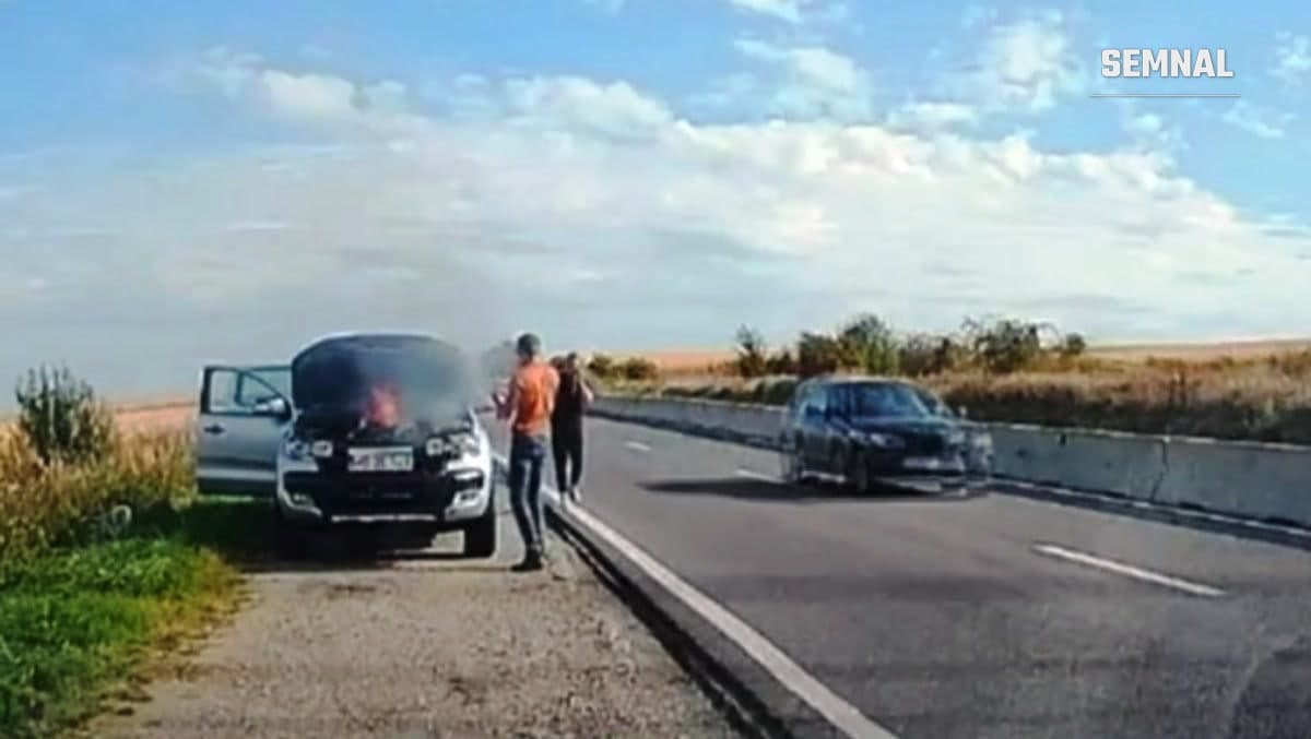 Mașină din care iese fum pe DN1.