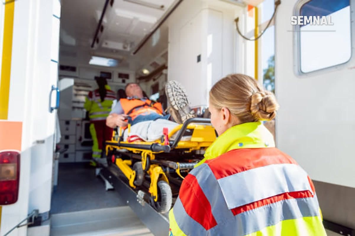 Paramedicii urcă un accidentat in ambulanța germană.