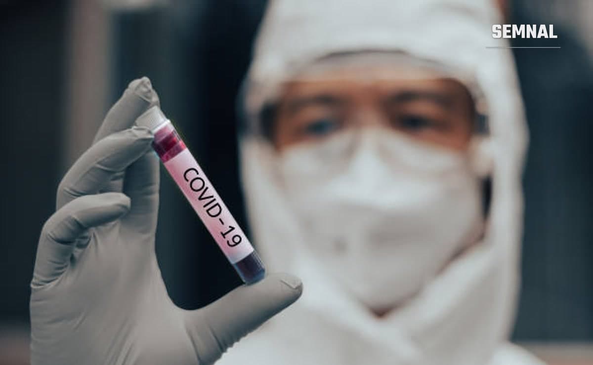 Covid. Medic cu o eprubetă de sânge infectat.