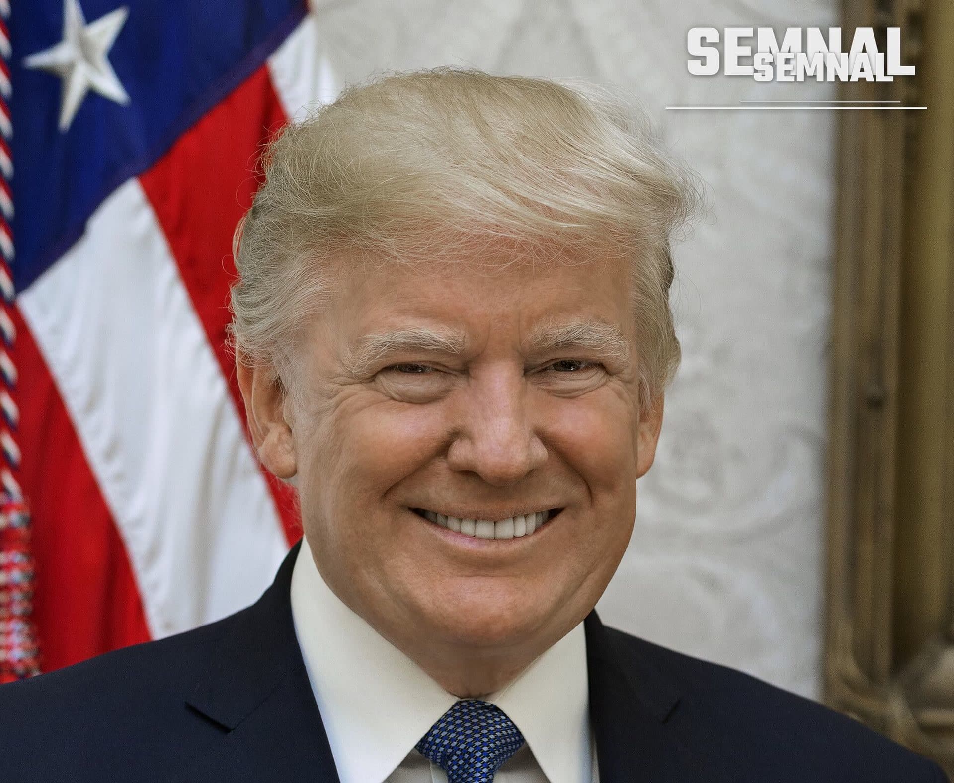 Donald Trump, președintele Statelor Unite, zâmbind într-un portret oficial, în costum bleumarin, cu steagul SUA în fundal. (Foto: Shealeah Craighead)