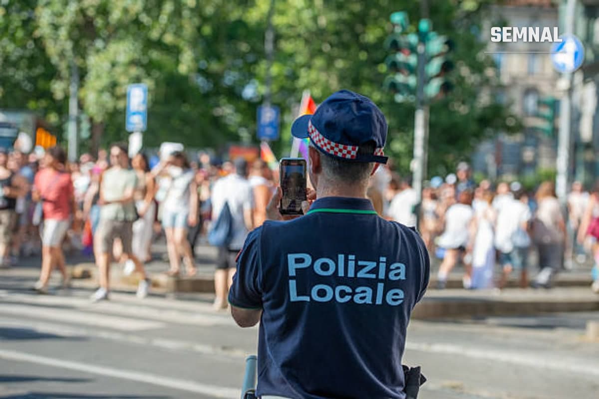 In imagine este un politist local din Italia care filmează protestatarii.