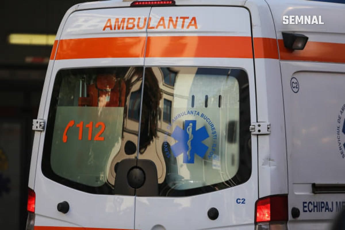 În imagine se află o ambulanță