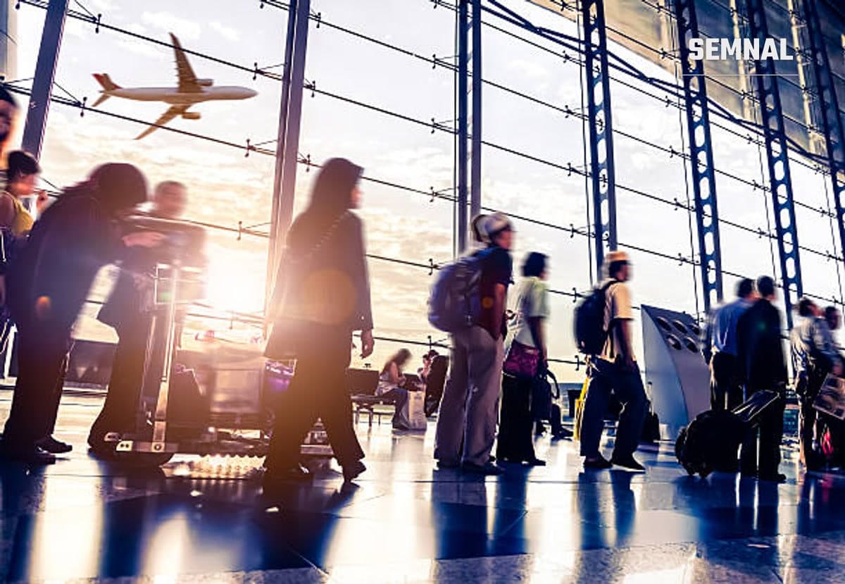 In imagine sunt mai mulți pasageri dintr-un aeroport.