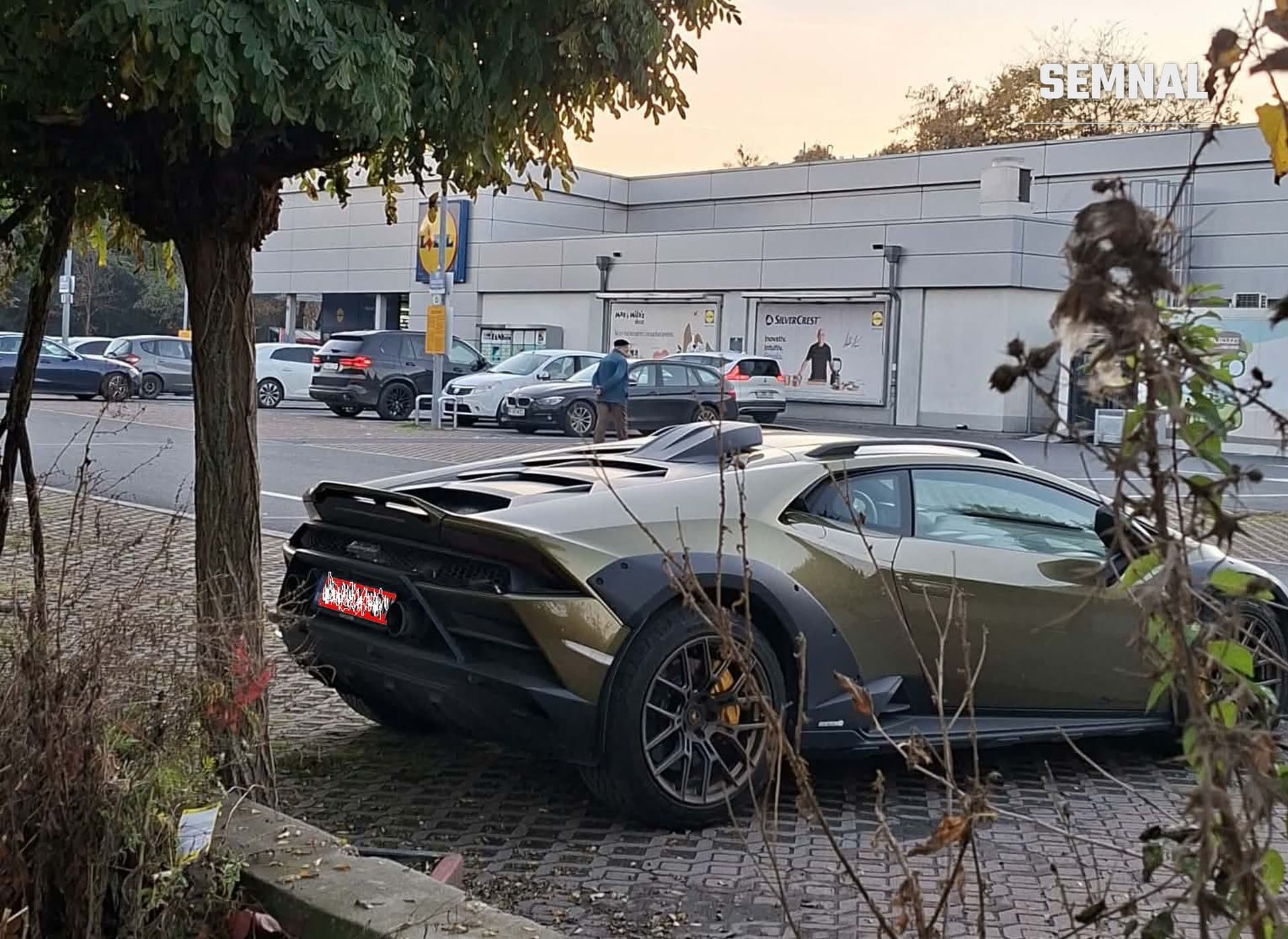 In imagine este un Lamborghini in parcare la Lidl Pipera.