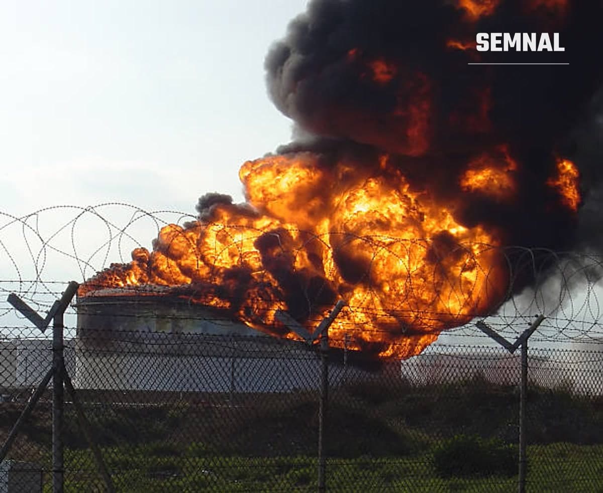 Explozie și fum la o instalație petrolieră lovită într-un atac.