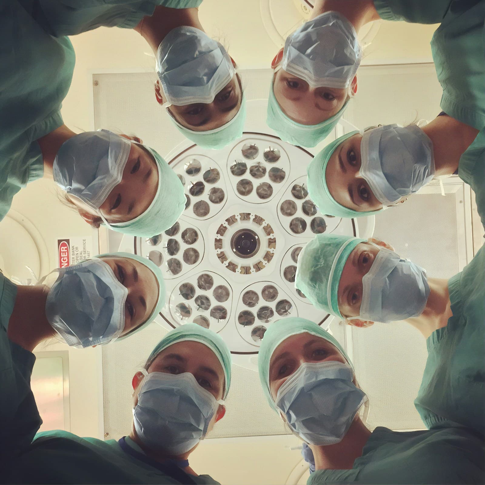 De ce pleacă medicii din România