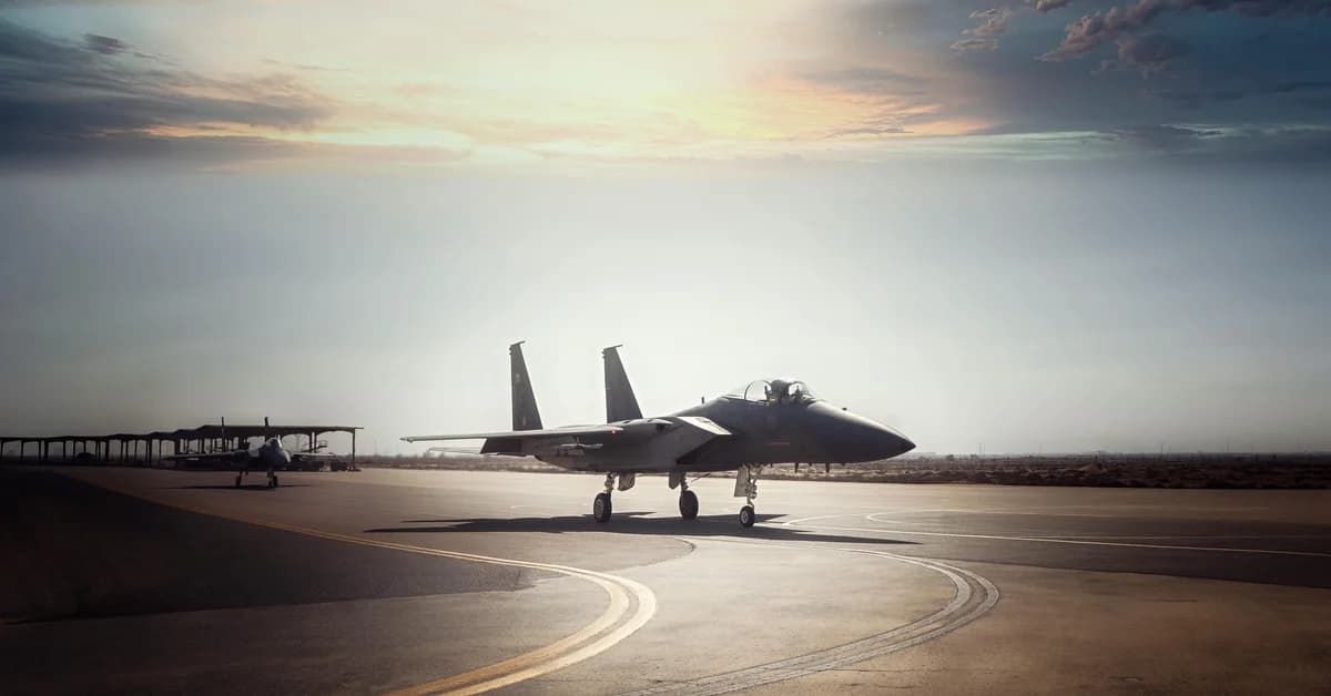 Avion militar pe pistă, imagine ilustrativă legată de tensiunile din regiune