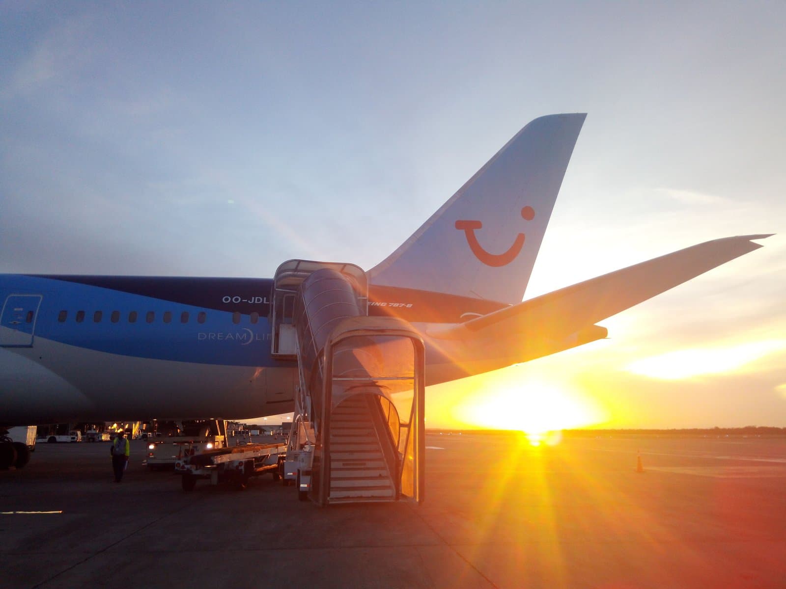 Criza kerosenului lovește aviația: TAROM anunță bilete mai scumpe cu 20%