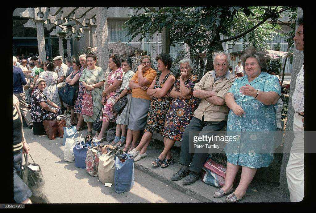 Cum mureau bătrânii la coadă, pe vremea lui Ceaușescu, „când oamenii erau oameni și nu ne vindeam țara…”